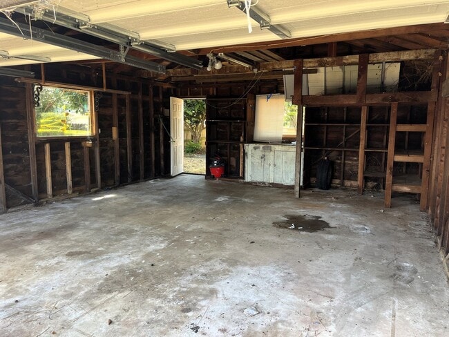 Building Photo - Pet-friendly home with hardwood floors and...