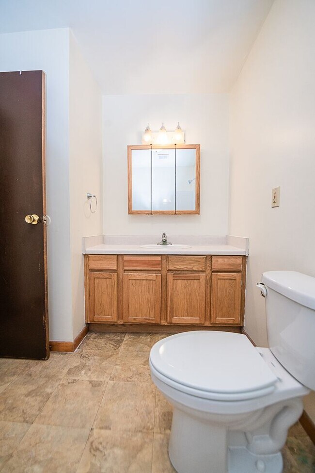 Building Photo - 3 bed 1 bath Duplex in Portage