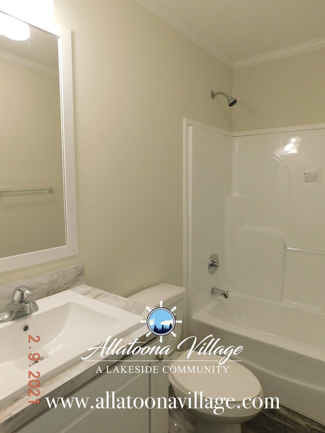 Building Photo - Lake Allatoona Living and 1 mile from Down...
