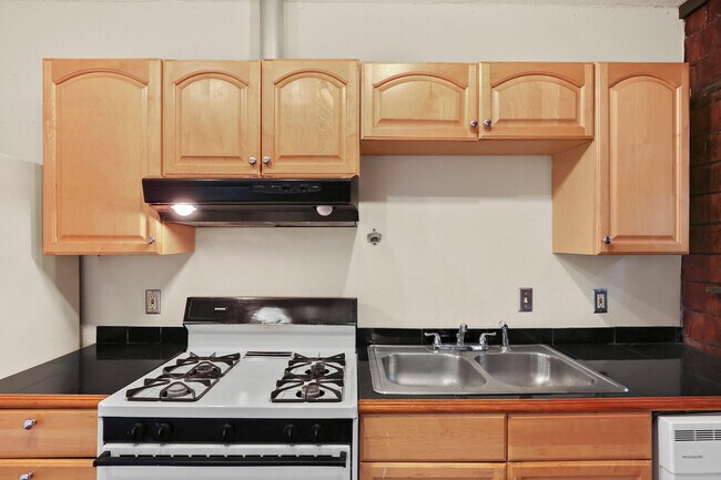 Building Photo - 405 N Praire