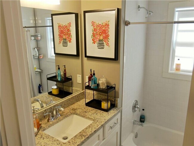 Building Photo - 3 Bedroom 2 Bath near the Beltline