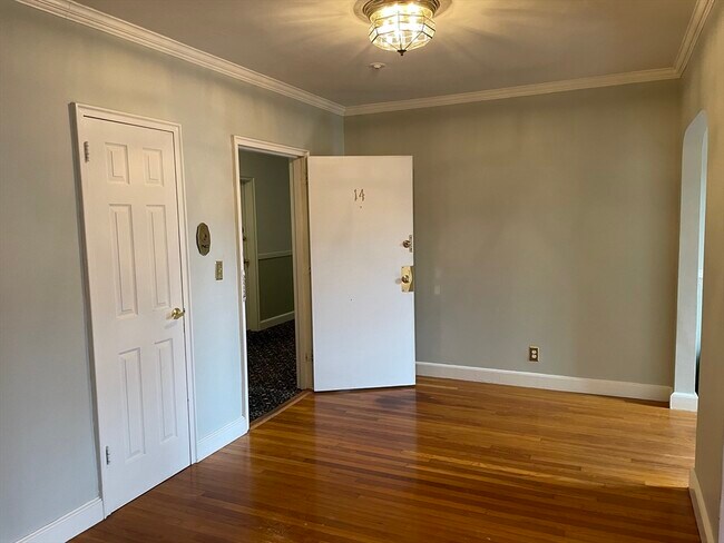 Building Photo - 58 Elm St