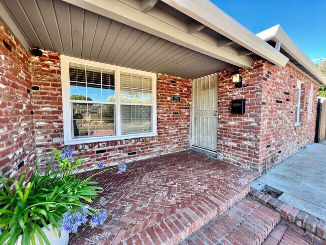 Building Photo - 2016 Canal Dr