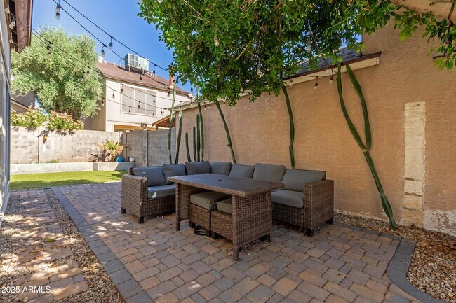 Building Photo - 518 E Kerry Ln