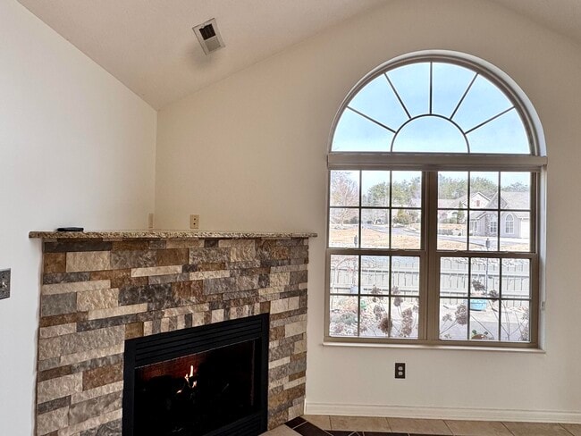 Building Photo - 433 Deer Lake Pl