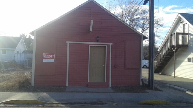 Building Photo - Available TODAY – Charming Single-Family H...