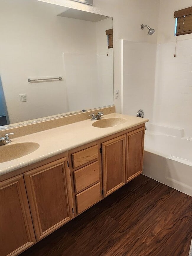 Building Photo - 2 Bedroom Townhome w/Attached 1 Car Garage...