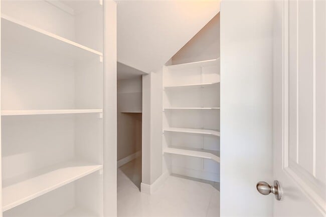 Building Photo - 5520 La Canada Wy