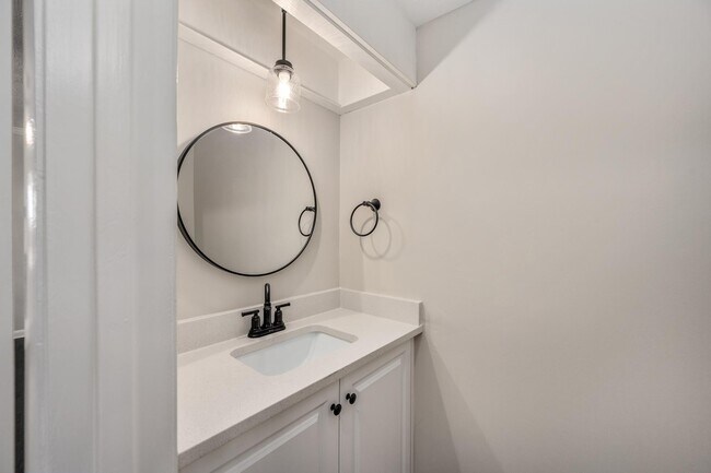 Building Photo - 2212 Cabin Hill Rd