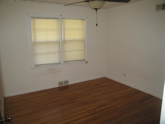 Building Photo - 5055 Howard Pl