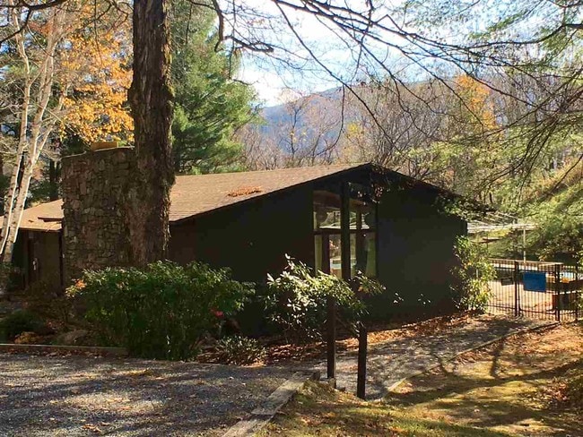 Building Photo - 9 Murray Hill Woods Rd