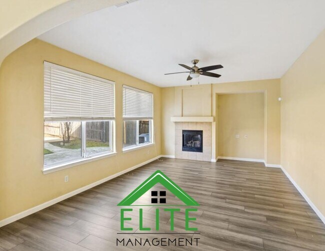 Building Photo - **Spacious 4-Bedroom, 2.5-Bath Home with L...