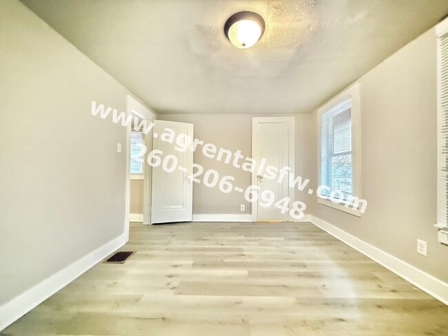 Building Photo - 2 Bedroom House