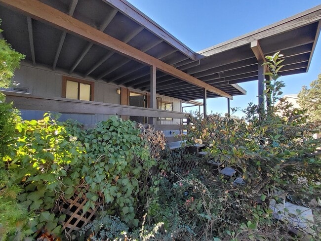 Building Photo - Two Bedroom House