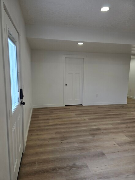 Building Photo - 844 W Fallow Dr