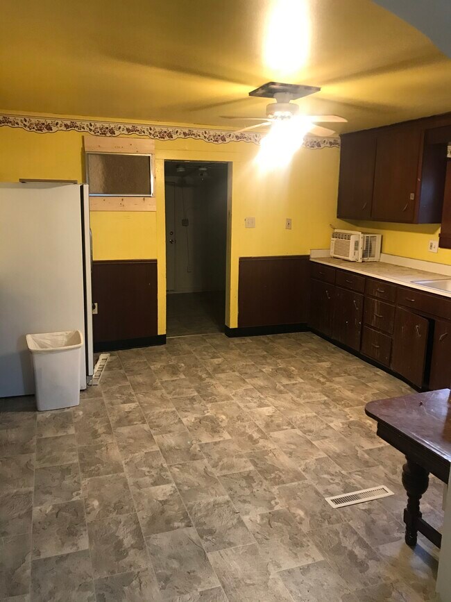 Building Photo - 408 W 9th St