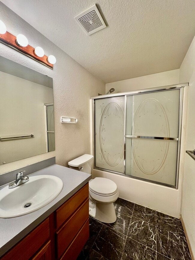 Building Photo - Spacious 4 BD + Den