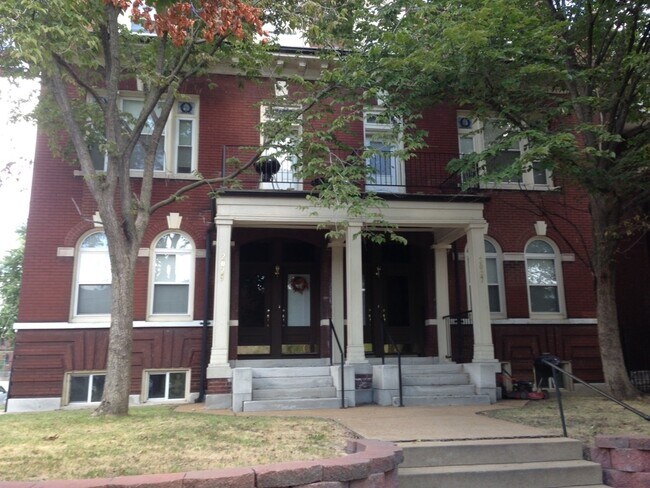 Building Photo - 2029 Russell Blvd