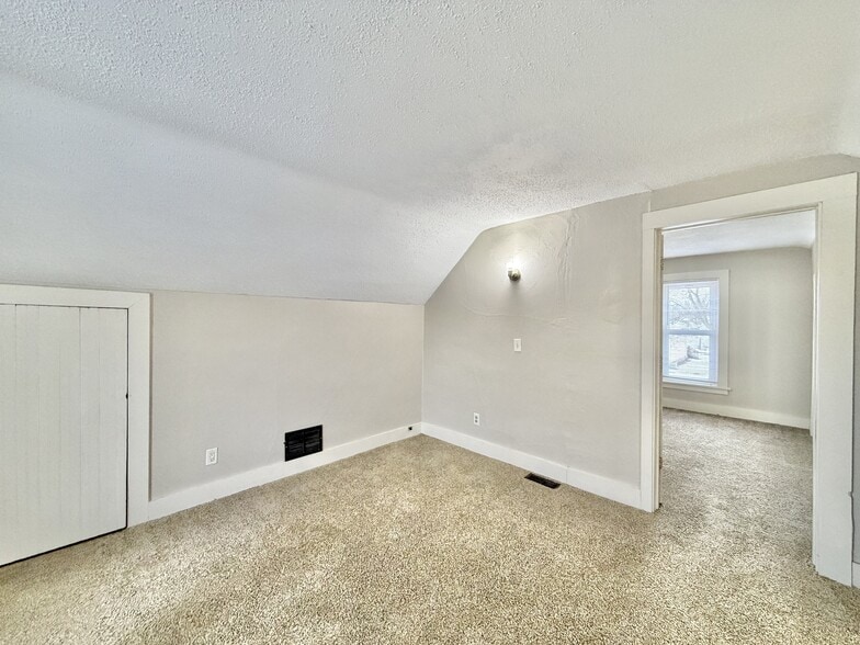 Building Photo - 1014 10th St