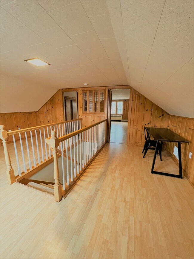 Building Photo - Charming Single-Family Home Great Neighborhood