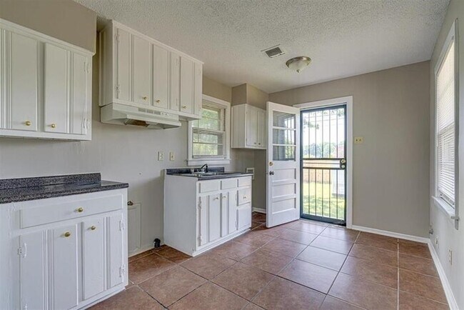 Building Photo - Awesome East Memphis Home