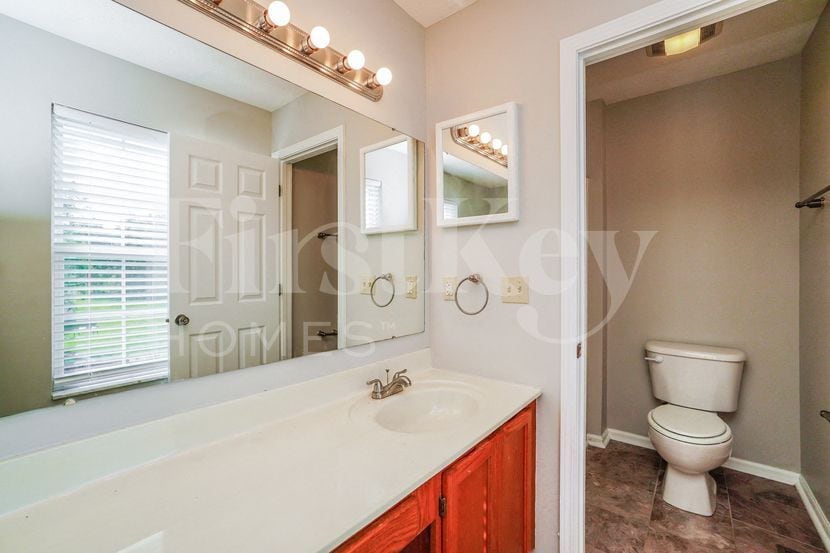 Building Photo - 81 Roxbury Dr