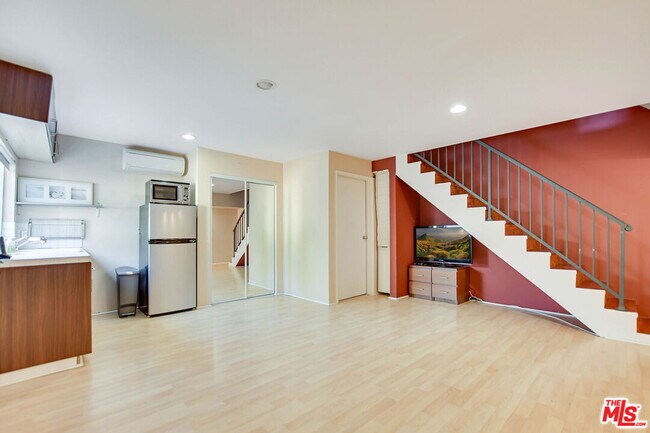 Building Photo - 344 S Swall Dr