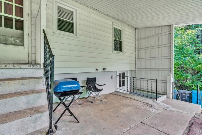 Building Photo - Adorable 2 BR home - Convenient to all thi...