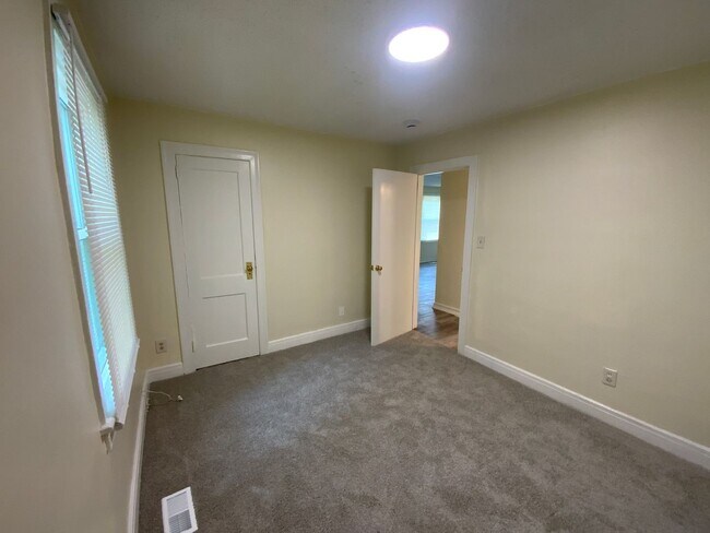 Building Photo - Charming 4 bd, 2 bth with 2 room Master Suite