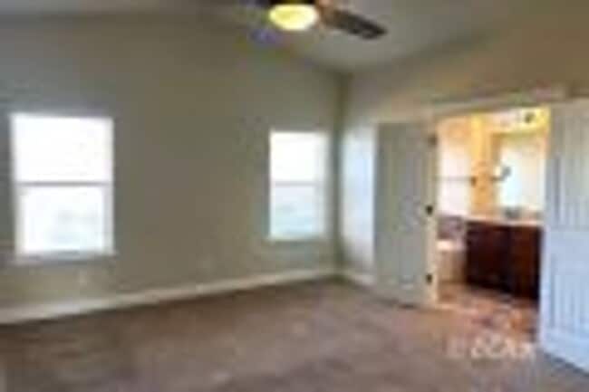 Building Photo - Newer Home in Elko