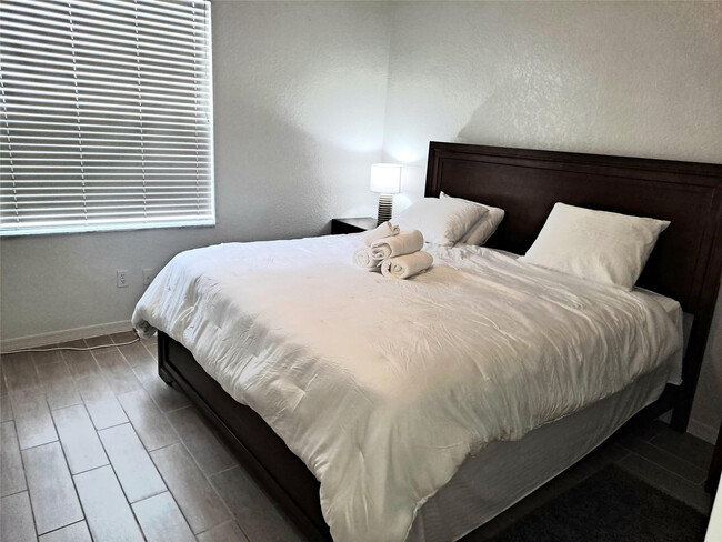 Building Photo - 705 SW 148th Ave