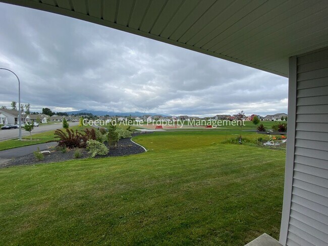 Building Photo - 3 bed house behind Crown Pointe Park!