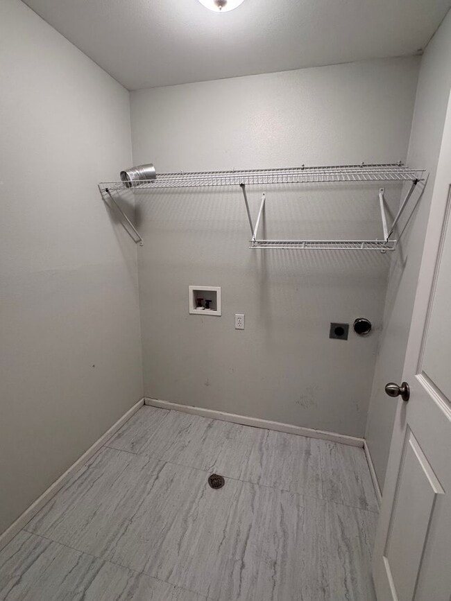 Building Photo - 3 Bedroom Home Close to FLW!