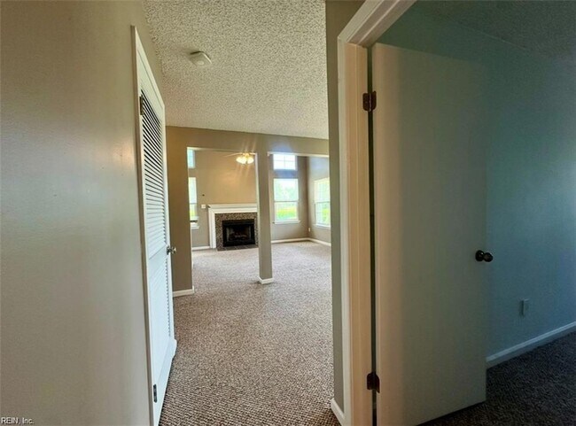 Building Photo - 4044 Laurel Green Cir