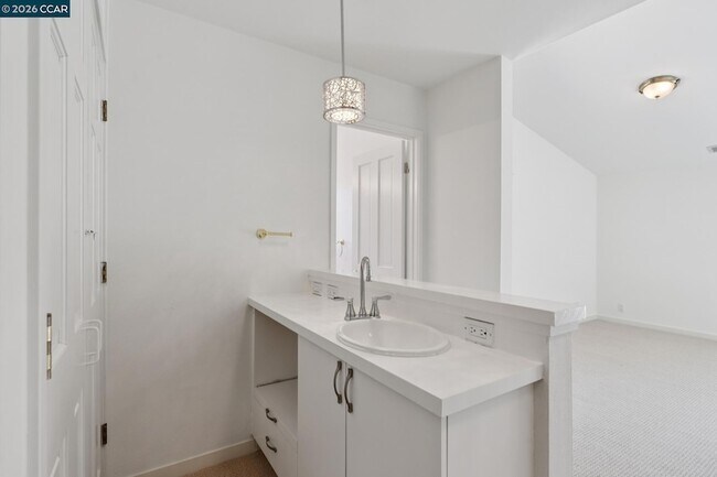 Building Photo - 660 La Casa Via