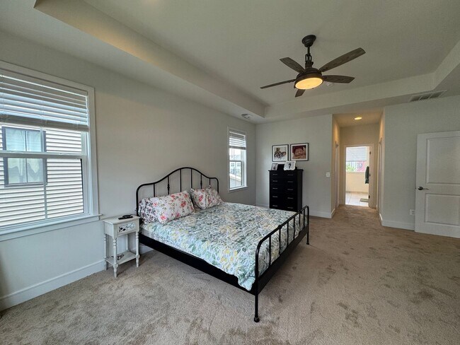 Building Photo - Stylish And Spacious 4 Bed 3.5 Bath Home I...
