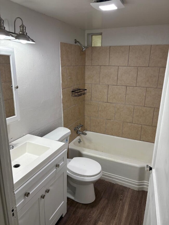 Building Photo - 406 S Fredonia St