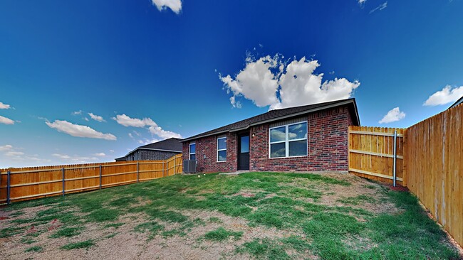 Building Photo - Very Nice 3 bedroom 2 bath home in Yukon s...