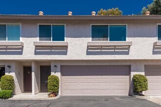 Building Photo - 3BD 2BA 2CAR Garage Townhouse located in L...