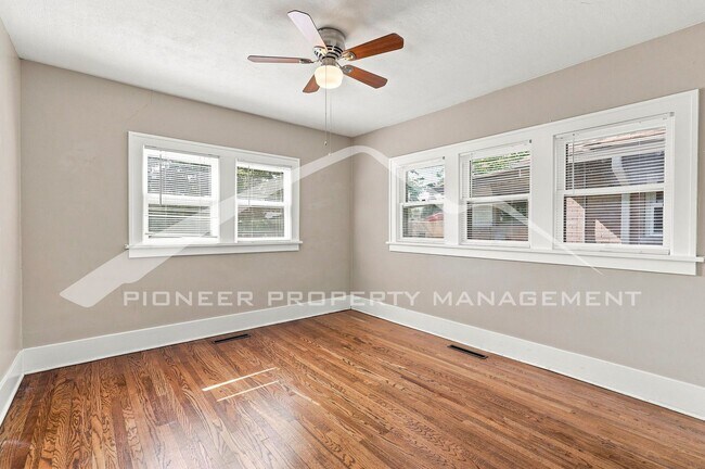 Building Photo - Spacious Home with Central AC and Washer/Dryer