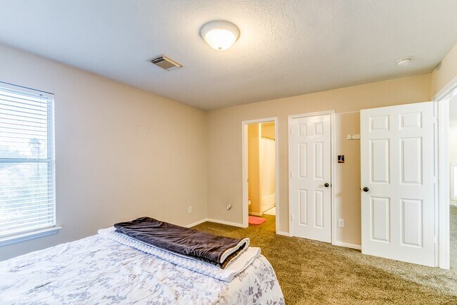 Building Photo - 3715 Slocom Dr