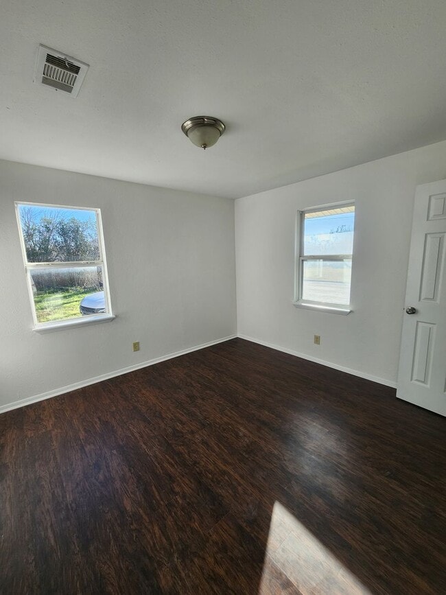Building Photo - 3/2 on Corner Lot in Burnet
