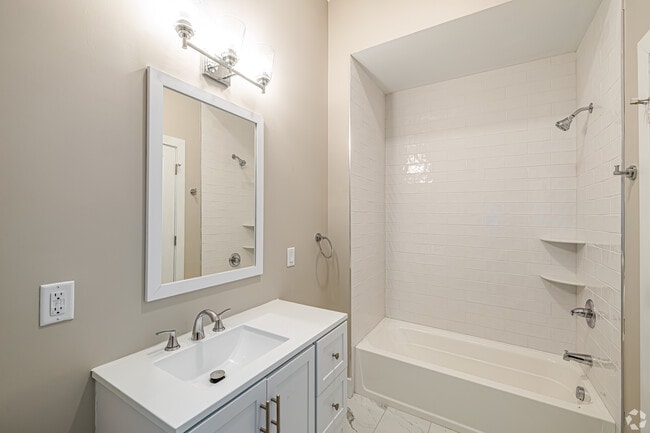 Building Photo - 118 Elm St