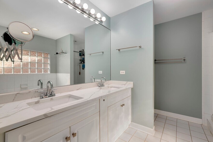 Master Bath - 2117 W Evergreen Ave
