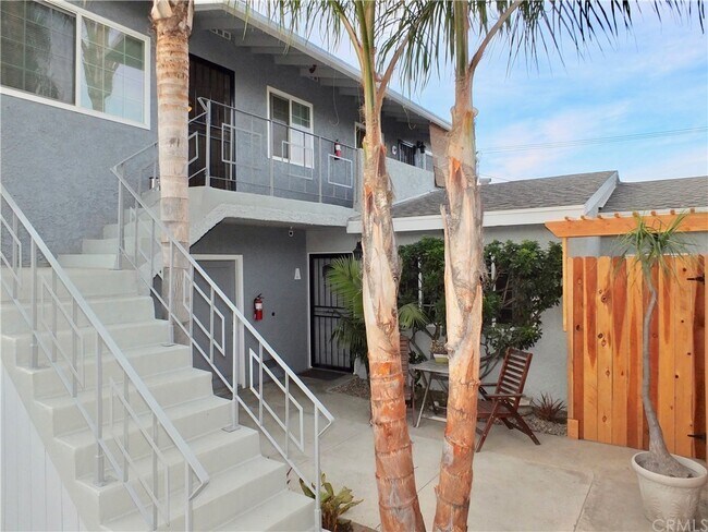 Courtyard / Entry - 1877 San Francisco Ave