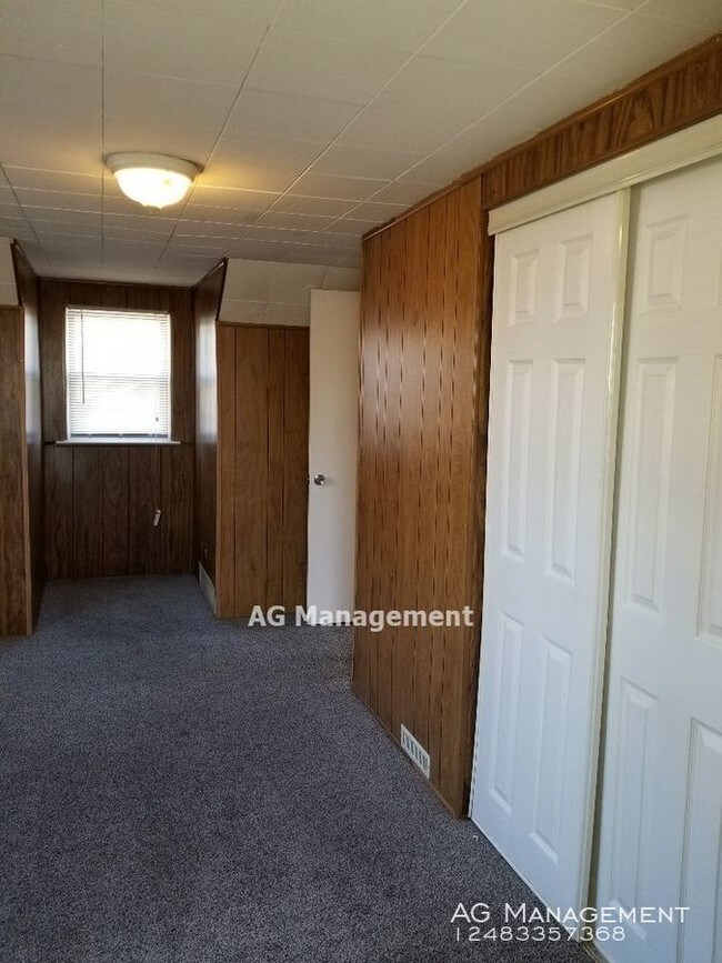 Building Photo - 22 Elwood St. - Pontiac 3Bed/1Bath