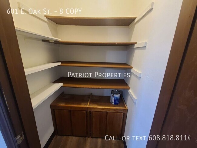 Building Photo - 601 E Oak St