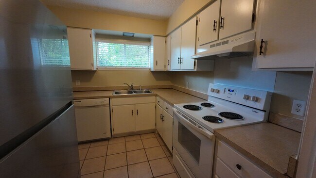 Building Photo - 1/1.5 Townhome in Springhill Place