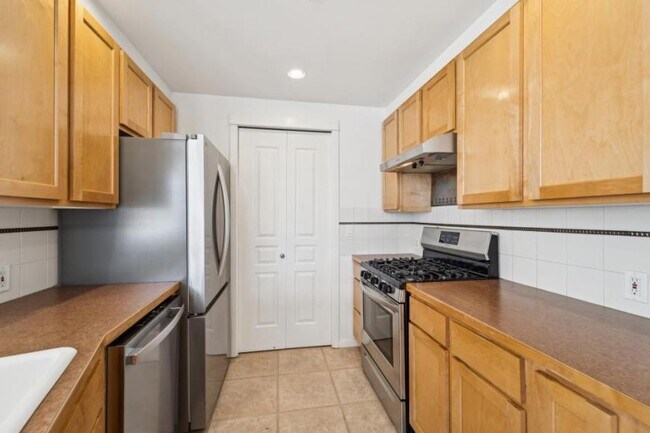 Building Photo - 2 bedroom in Seattle WA 98121