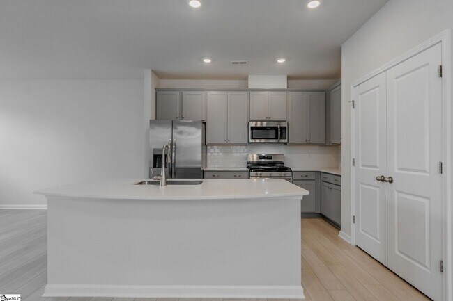 Building Photo - 14 Loebner Ln